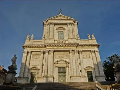 Dans quelle ville se situe cette cathdrale ? (indice : c'est l'architecte tessinois Gaetano Matteo Pisoni qui la construisit durant les annes 1763-1773).