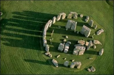 Stonehenge est une construction de ...