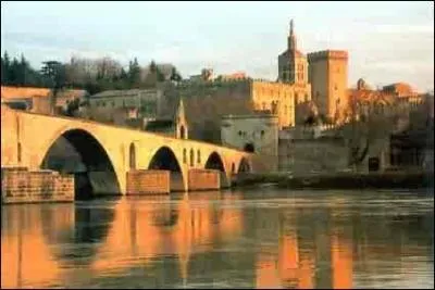 Cette ville est situe dans le Vaucluse. Elle a t le lieu de rsidence de plusieurs papes :