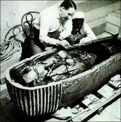 Bien que la porte ait t force dans l'Antiquit, le contenu tait rest quasi intact. A qui appartenait ce tombeau, dcouvert par Howard Carter le 4 novembre 1922 ?