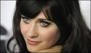 Zooey Deschanel est la soeur de l'actrice principale de la srie  Bones , elle a d'ailleurs jou  ses cts en tant que :