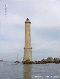 Construit entre 1832 et 1840  la pointe du sillon de Talbert, il fut dynamit par les allemands en aot 1944. Reconstruit en 1949 il est rhauss de 15 mtres.