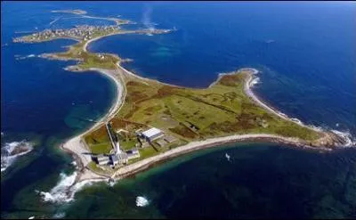 Selon la lgende, cette petite le bretonne est la dernire pave du royaume d'Ys englouti dans la baie d'Audierne :