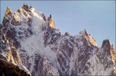 Dans le massif du Mont-Blanc les aiguilles de Chamonix s'tendent de la mer de Glace au glacier des Bossons. Parmi elles, la dent du Crocodile culmine  :