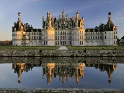 Combien d'escaliers possde le clbre chteau de Chambord ?