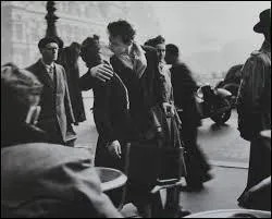 Qui est l'auteur de la clbre photo :  Le Baiser de l'htel de ville  ?