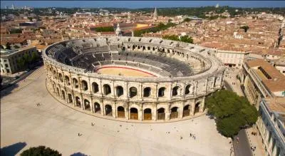 Adosse aux Cvennes,  la cit des Antonins  domine le plateau des Corbires et la nature grandiose de la Camargue. Rome y a laiss une empreinte indlbile avec les Arnes, la Maison Carre et la porte d'Auguste. C'est :