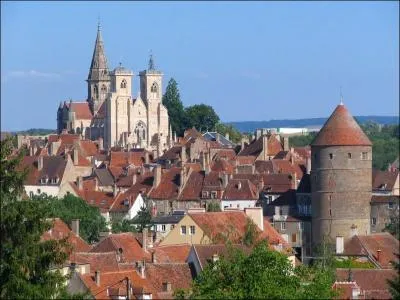 Votre oncle Grard vous invite pour ses noces d'or, il habite  Semur-en-Auxois, c'est  dire :