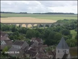 Nous allons faire du saut  l'lastique sur le viaduc (au fond derrire les arbres) situ sur la commune bourguignonne de Druyes-les-Belles-Fontaines. Je vous emmne dans le dpartement ...