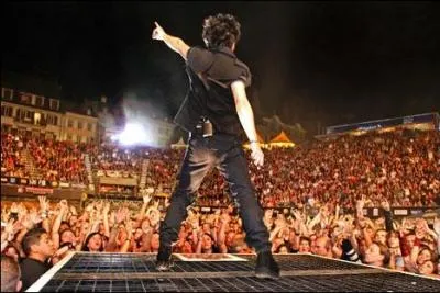 ''Et on se prend la main (bis) / Une fille au masculin / Un garçon au féminin'' ... Retour au Stade de France avec Indochine : Quel est le titre de cette chanson ?