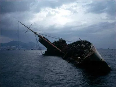 Quel paquebot a coul dans le port de Hong-Kong ?