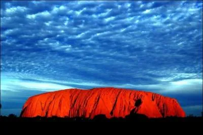 Ayers Rock est un superbe mont de pierre rouge mais quel tait son ancien nom ?