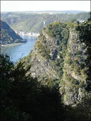 Du haut du rocher de la Lorelei, dans la Valle romantique du Rhin :  Froeliche Weihnachten !  ... ... O suis-je ?