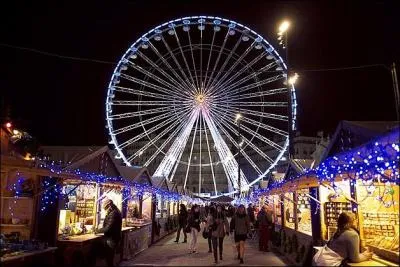 Admirez cette grande roue illumine sur le Vieux-Port de Massalia, ville aujourd'hui nomme :