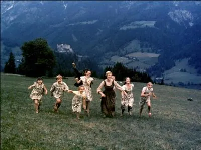 Quelle est cette comdie musicale de 1965 dont le titre amricain tait  The sound of music , qui narre les pripties d'une jeune gouvernante avec les sept enfants d'un officier autrichien ?