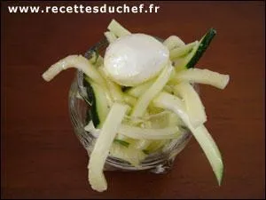 Pour accompagner le champagne, voici toute une srie de verrines, celle-ci est une verrine de courgettes surmonte de :