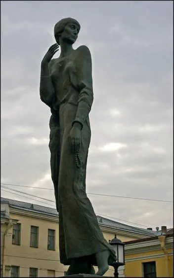 A qui est ddi ce monument situ rue Chpalernaa?