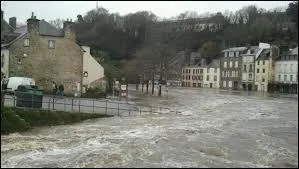 Situe  la confluence de l'Ele et de l'Isole, Quimperl (Finistre) a subi de grosses inondations en 2000 ainsi qu'entre fin Dcembre 2013 et dbut Janvier 2014. Quel fleuve traversant la ville est responsable de ces inondations ?