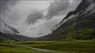 Le premier morceau emblmatique de  Braveheart  est  Main Title . Dans quelle squence du film peut-on couter ce long morceau qui fait la part belle aux cornemuses ?