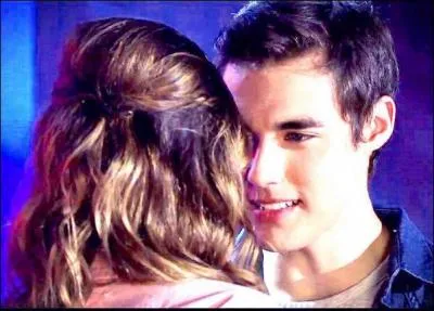 Que fait Violetta sur la photo ?