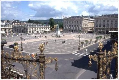 La bergamote et le macaron sont deux des spcialits gourmandes de cette ville de Lorraine, clbre pour sa place Stanislas. Il s'agit de :