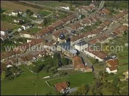 Voici le village de Charency-Vezin vu du ciel. Il se situe ...