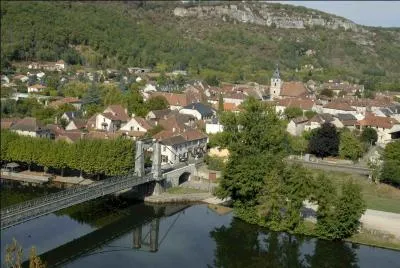 Guy Lux : ''Eh bien, bonjour, le Schmilblick est aujourd'hui à Cajarc, petite ville ------------------------ . À vous Carjac, à vous Simone ! Premier candidat... "