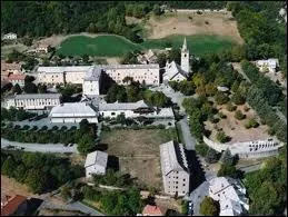 Voici Notre-Dame-du-Laus. Ce hameau de la commune pacaenne de Saint-tienne-le-Laus se situe dans le dpartement n ...