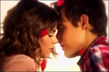 Au dbut de la saison 2, Violetta tombe amoureuse de :