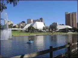 Pour commencer cette promenade, je vous propose une visite de la ville d'Adlade. Dans quel pays devons-nous nous rendre ?