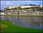 La forteresse royale de Chinon est construite sur un site occup depuis l'poque gallo-romaine. A la croise de trois provinces, Anjou, Poitou et Touraine, elle surplombe ...