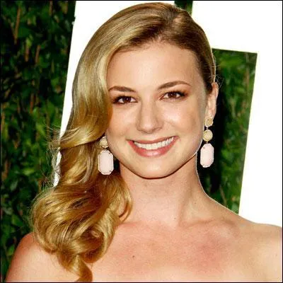 Pour commencer, voici Emily Thorne/Amanda Clarke. Dans quelle srie apparat-elle ?