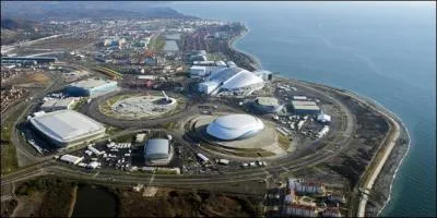 Commenons avec le plus lger de ces deux sujets, celui des Jeux olympiques d'hiver de Sotchi. Sur les rives de quelle mer cette ville est-elle localise ?