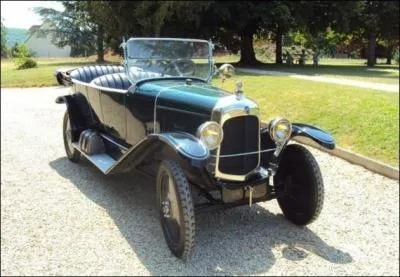 Voici la seule voiture acquise par mon grand-père en 1937 qui a roulé... jusqu'en 1961 : c'est une Citroën qui porte un nom de bataille navale !