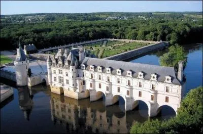 Il est surnomm  le chteau des Dames  ou  le chteau des sept femmes . A cheval sur le Cher, vous avez reconnu le chteau de :