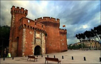 La ville de Perpignan (Pyrnes-Orientales) est-elle plus ou moins peuple que celle de Belfort (Territoire de Belfort) ?