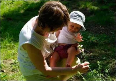 Lorsqu'une maman travaille et que les grands-parents n'habitent pas trop loin les jeunes enfants sont souvent gards par leurs ... .