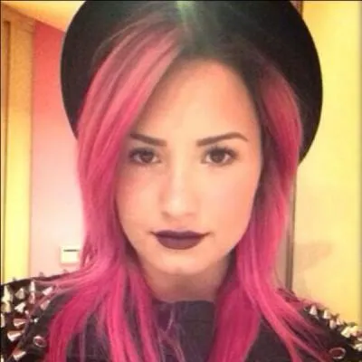 Avant d'avoir les cheveux roses, Demi avait les cheveux :