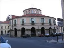 Je vous emmne en Auvergne, visiter la ville d'Ambert, o nous verrons sa mairie ronde. Dans quel dpartement devons-nous nous rendre ?