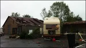 Un journaliste crit dans son article qu'un village a t frapp par une mini-tornade. Le terme mini-tornade est ...