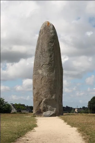 Quel mgalithe tient son nom du breton et signifie  pierre longue  ?