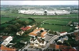 Pour commencer, je vous emmne  Coquelles. Cette ville Pas-de-Calaisienne est connue pour accueillir l'entre du Tunnel sous la Manche. C'est une ville de la rgion ...