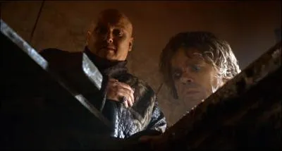 Qu'y a-t-il dans la caisse que Varys montre  Tyrion ?