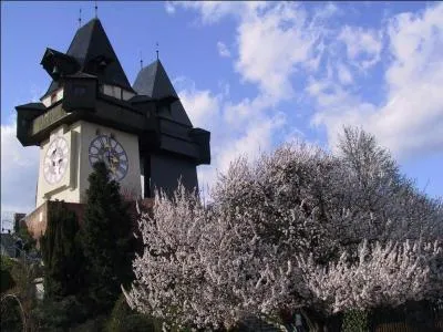 Tout au fond de l'Autriche (en bas  droite), la Styrie est tout sauf enclave. L'ancienne province romaine (Panonie, Norique) s'ouvre  toutes les influences : italienne, slave, hongroise, et mme...franaise : Graz, sa capitale sur la rivire Mur, ft appele par les soldats napoloniens  La ville des Grces caresse par l'Amour . Quel est l'origine de son nom ?