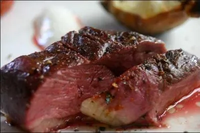 Agrandissez la photo pour dterminer la nature de cette belle viande saignante.