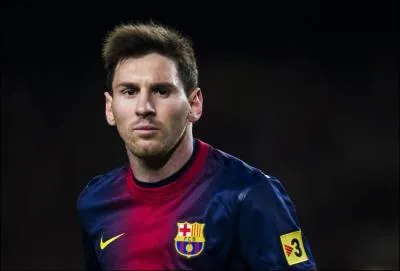 Lionel Messi joue du pied droit ou du pied gauche ?