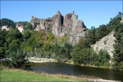 Quel est ce village de Haute-Loire difi sur un piton volcanique qui offre  la Loire son premier chteau ?