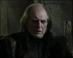 L'ge de Walder Frey est compris entre :