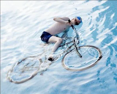 En Californie, il est interdit de faire du vlo dans une piscine !