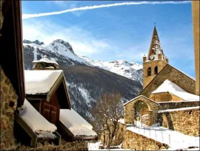 Quel est ce magnifique village des Hautes-Alpes, sis entre mlzes, pturages et neiges ternelles dont les troites ruelles sont appeles trabucs ?